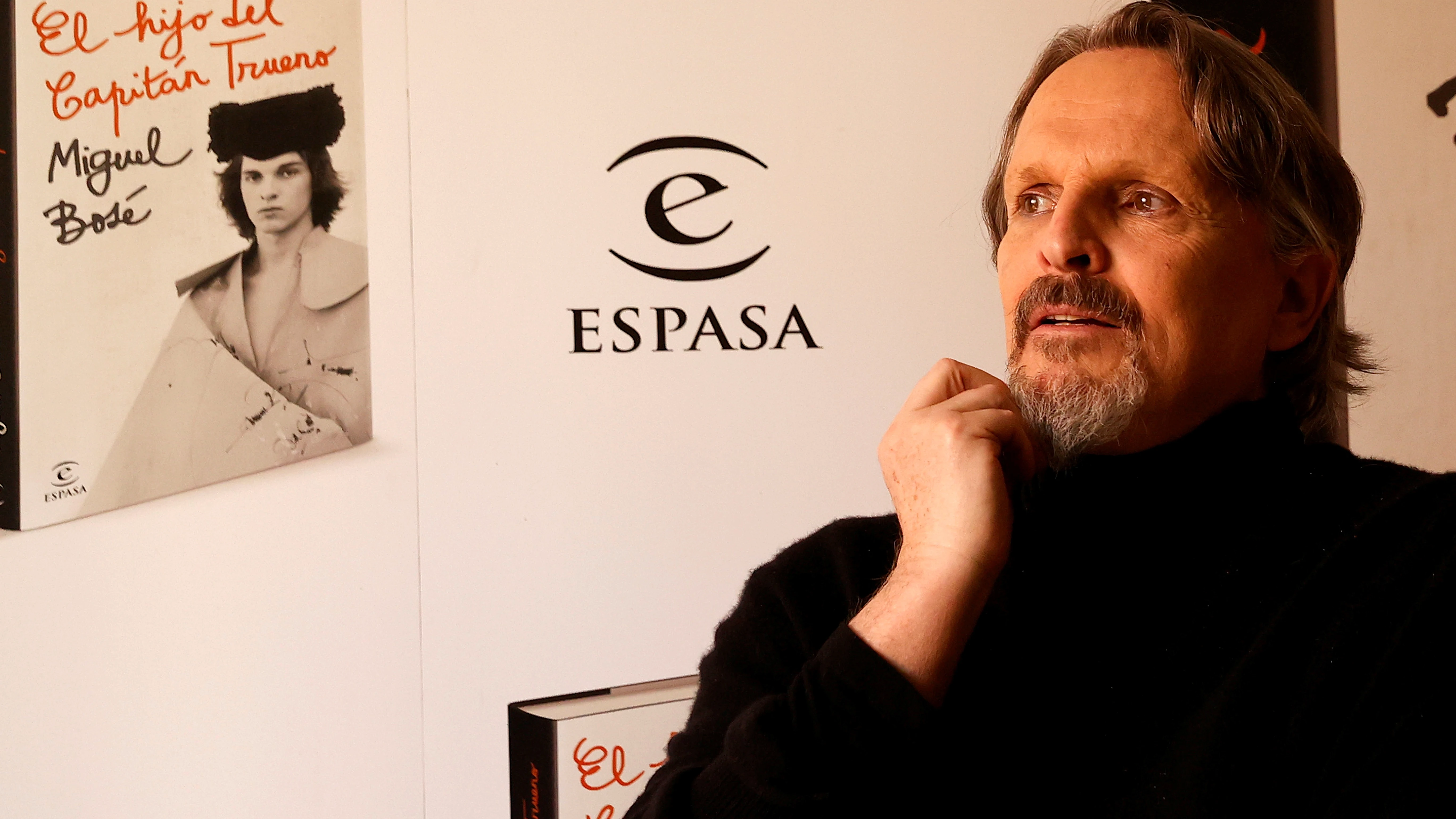 Lee en primicia el capítulo de "El hijo del Capitán Trueno", el libro de Miguel Bosé, donde habla de la relación con su padre