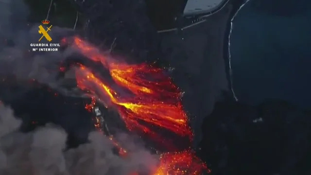 Volcán La Palma | Las imágenes aéreas de las nuevas cascadas de lava que amenazan con crear otra fajana en Los Guirres Volcán La Palma | Las imágenes aéreas de las nuevas cascadas de lava que amenazan con crear otra fajana en Los Guirres