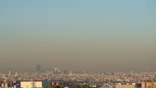 Foto de archivo. Vista de la ciudad de Madrid y su &quot;boina&quot; de contaminación. 