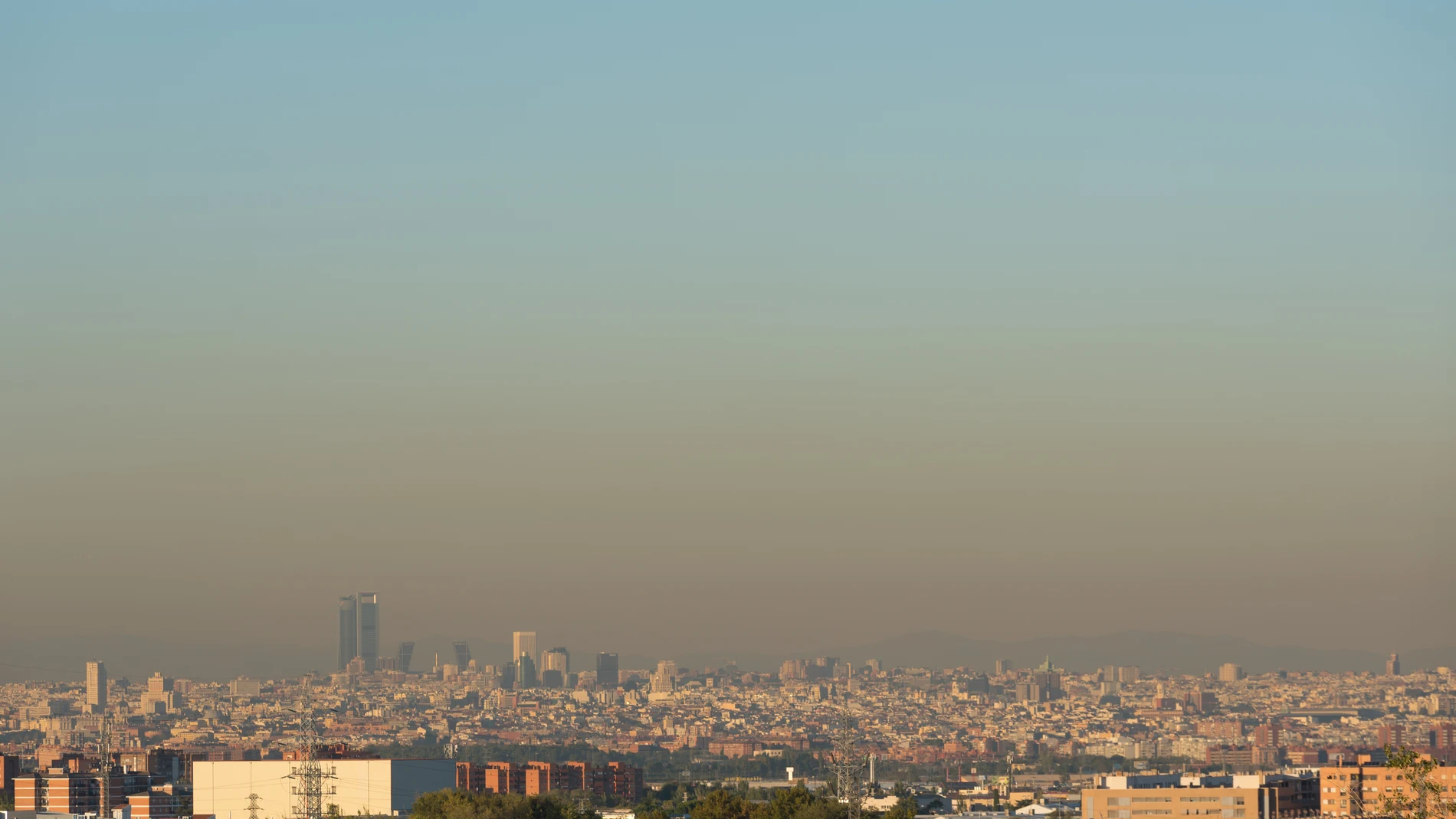 Vista de la ciudad de Madrid y su &quot;boina&quot; de contaminación