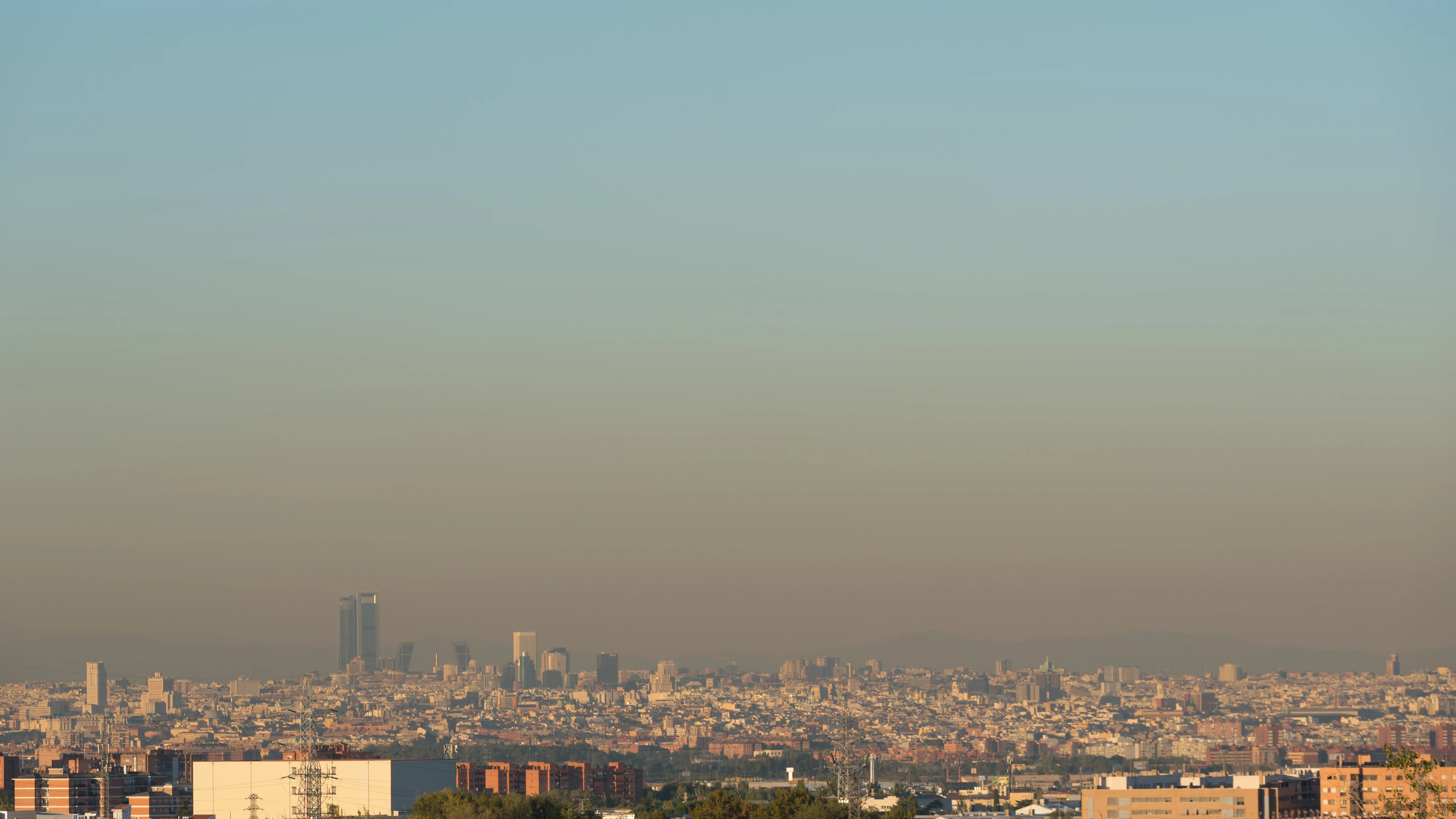 Foto de archivo. Vista de la ciudad de Madrid y su "boina" de contaminación