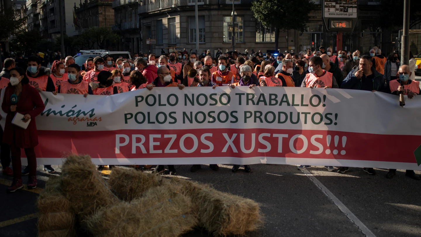 Protestas de los ganaderos por toda España por el precio de la leche: "La industria nos paga una cosa irrisoria" Protestas de los ganaderos por toda España por el precio de la leche: "La industria nos paga una cosa irrisoria"