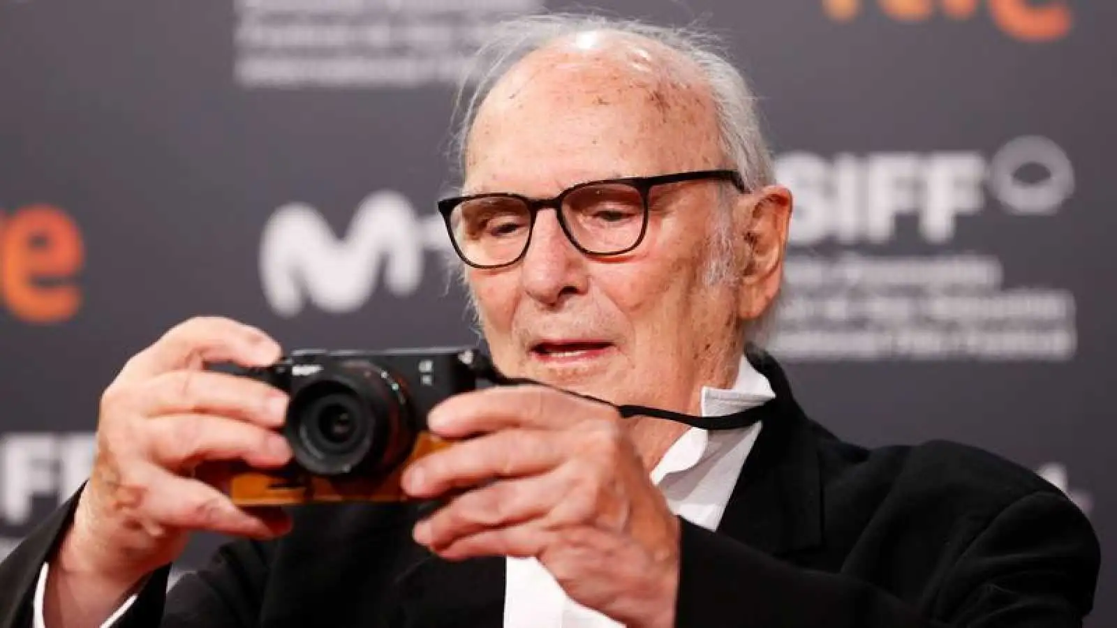 El director Carlos Saura fotografía a los periodistas en el photocall del Festival de San Sebastián