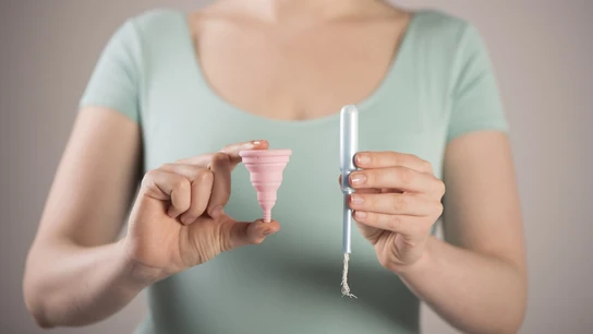 Imagen de una copa menstrual y de un tampón Imagen de una copa menstrual y de un tampón