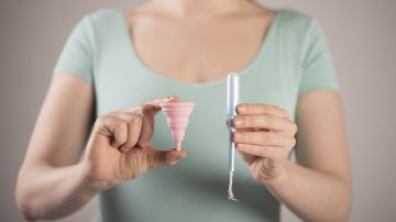 Imagen de una copa menstrual y de un tampón