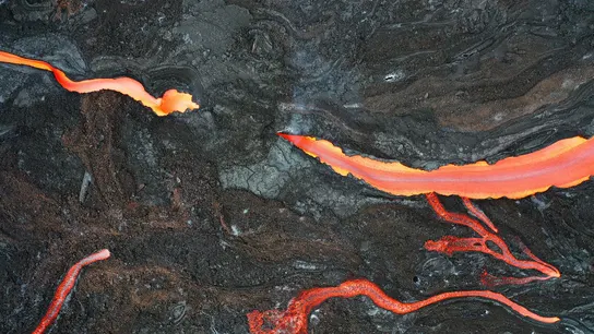 Un río de magma discurre por la fajana creada por la erupción del volcán Cumbre Vieja. Un río de magma discurre por la fajana creada por la erupción del volcán Cumbre Vieja.