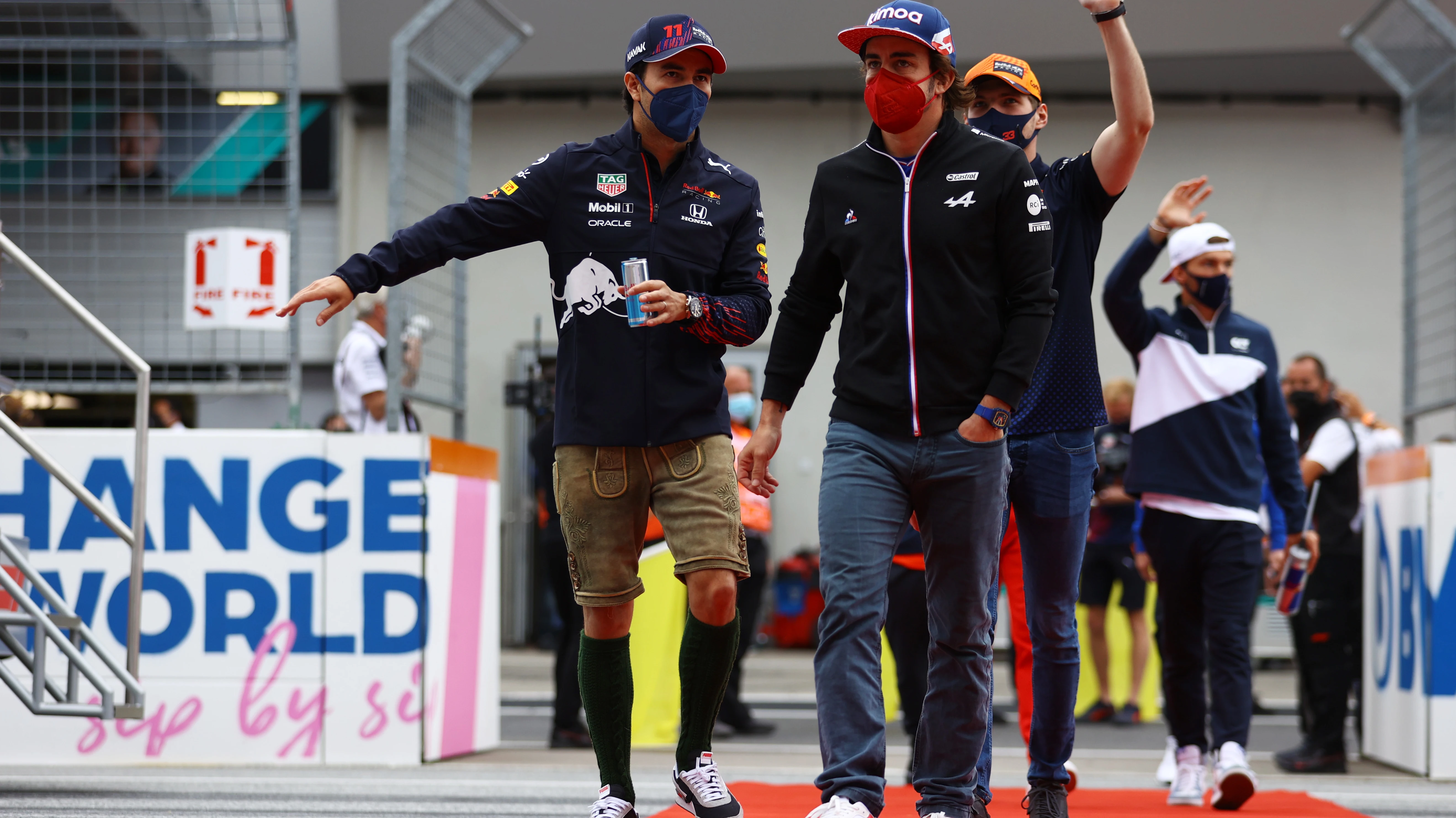 Fernando Alonso y 'Checo' Pérez