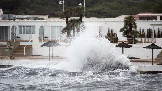 La borrasca Blas ya es un miniciclón tropical que descarga gran cantidad de agua y con rachas de viento de más de 100 km/h La borrasca Blas ya es un miniciclón tropical que descarga gran cantidad de agua y con rachas de viento de más de 100 km/h