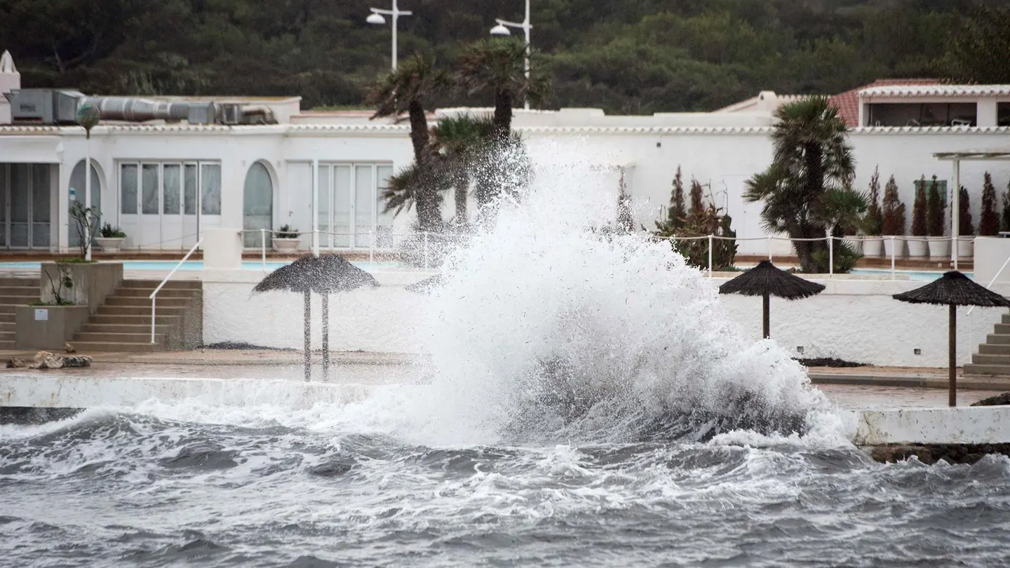 La borrasca Blas ya es un miniciclón tropical que descarga gran cantidad de agua y con rachas de viento de más de 100 km/h La borrasca Blas ya es un miniciclón tropical que descarga gran cantidad de agua y con rachas de viento de más de 100 km/h