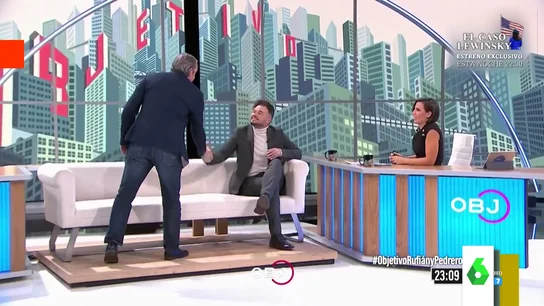 Pedrerol desvela que es del Barça a Rufián: así es el surrealista momento en el que se conocen en directo Pedrerol desvela que es del Barça a Rufián: así es el surrealista momento en el que se conocen en directo