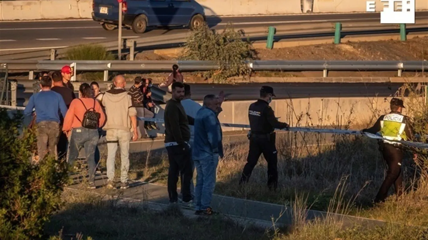 Dispositivo policial tras encontrarse un vehículo hundido en el río cerca de uno de los desvíos de la salida de Huelva capital hacia la playa de El Espigón. Dispositivo policial tras encontrarse un vehículo hundido en el río cerca de uno de los desvíos de la salida de Huelva capital hacia la playa de El Espigón.