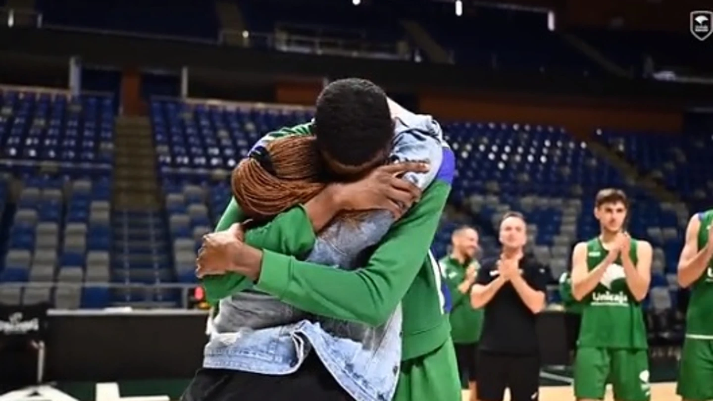 La emoción del jugador de Unicaja Yannick Nzosa al reencontrarse con su madre un año y medio después La emoción del jugador de Unicaja Yannick Nzosa al reencontrarse con su madre un año y medio después
