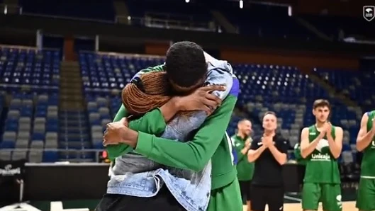 La emoción del jugador de Unicaja Yannick Nzosa al reencontrarse con su madre un año y medio después