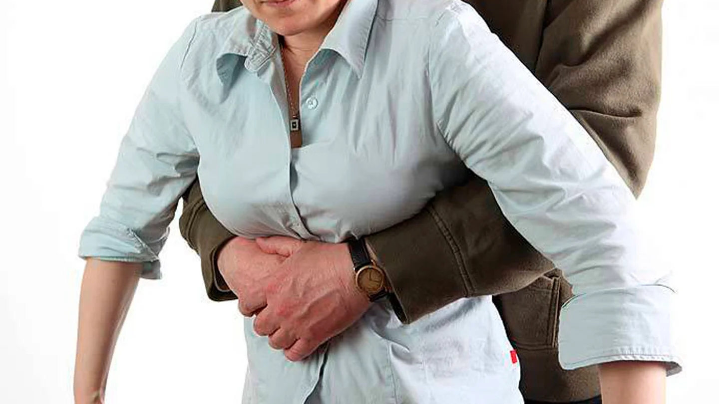 La maniobra de Heimlich consiste en hacer compresiones abdominales para forzar la salida de aire y que este expulse el objeto alejado La maniobra de Heimlich consiste en hacer compresiones abdominales para forzar la salida de aire y que este expulse el objeto alejado