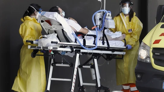 Dos sanitarias atienden a una persona a las puertas del hospital Dos sanitarias atienden a una persona a las puertas del hospital