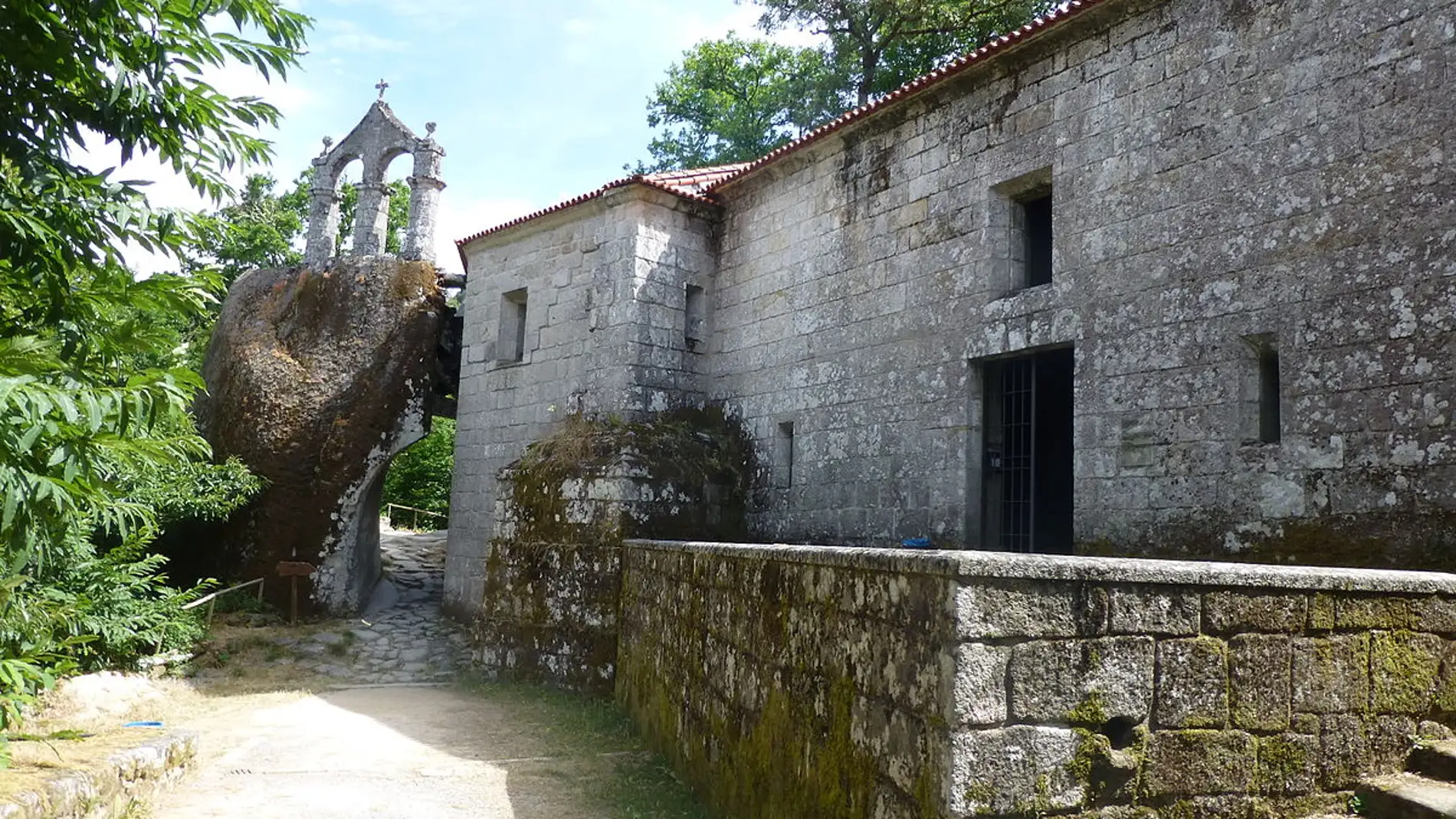 Monasterio de San Pedro de Rocas: dónde está y cuál es su historia