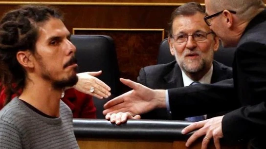 Mariano Rajoy, entonces presidente del Gobierno, mira estupefacto al diputado de Podemos Alberto Rodríguez el primer día de legislatura. Mariano Rajoy, entonces presidente del Gobierno, mira estupefacto al diputado de Podemos Alberto Rodríguez el primer día de legislatura.