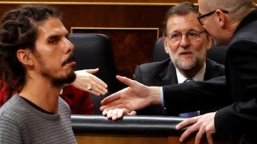 Mariano Rajoy, entonces presidente del Gobierno, mira estupefacto al diputado de Podemos Alberto Rodríguez el primer día de legislatura.