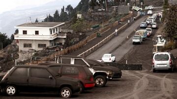 Efectivos de la Guardia Civil y de Medio Ambiente del cabildo, mantienen cortado en la zona del Mirador El Charco en la carretera LP2