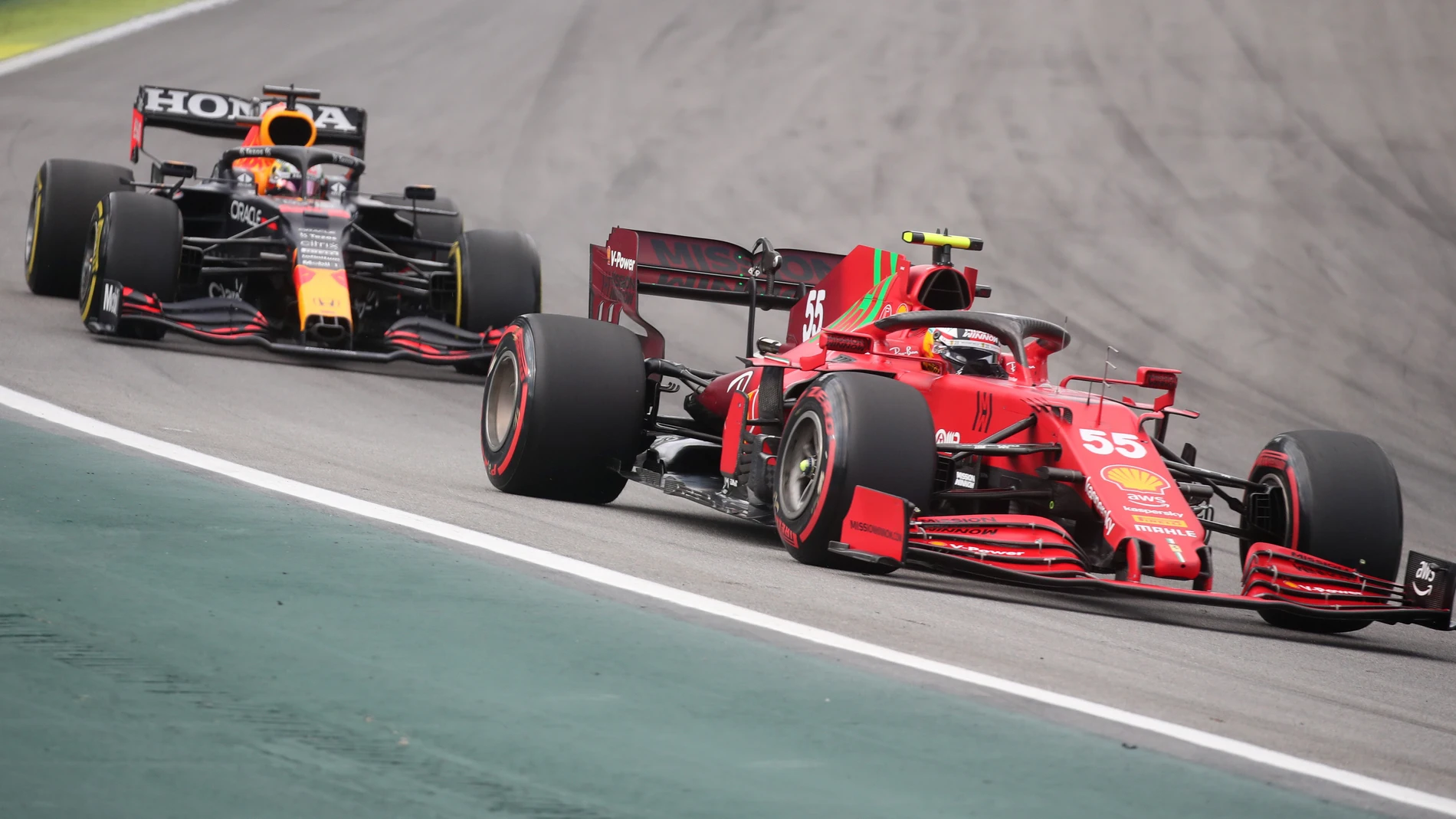 Carlos Sainz delante de Max Verstappen en la clasificación al sprint del GP de Brasil