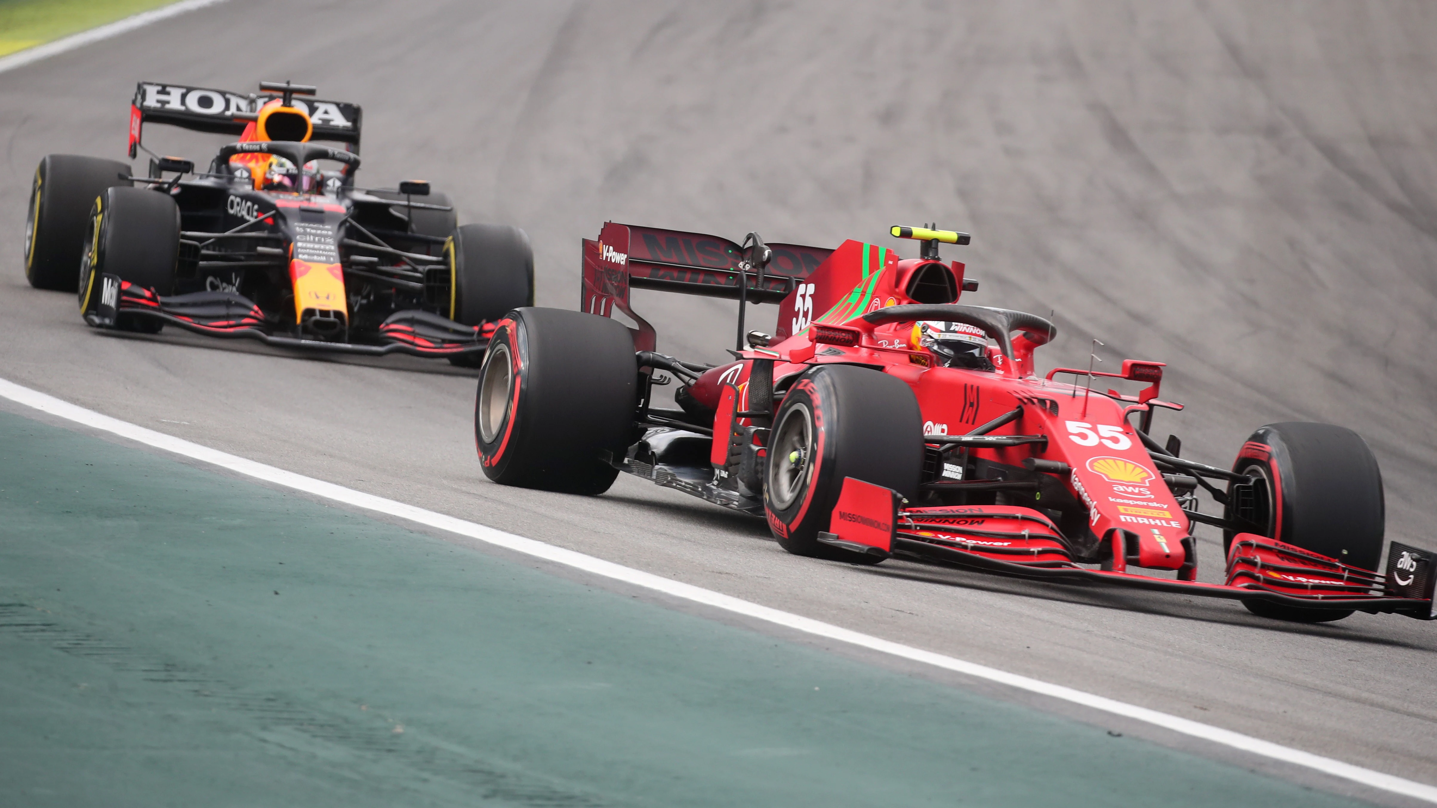 Carlos Sainz delante de Max Verstappen en la clasificación al sprint del GP de Brasil