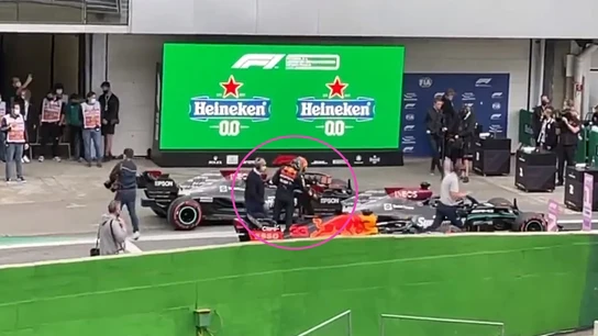 Max Verstappen examina el Mercedes de Lewis Hamilton Max Verstappen examina el Mercedes de Lewis Hamilton