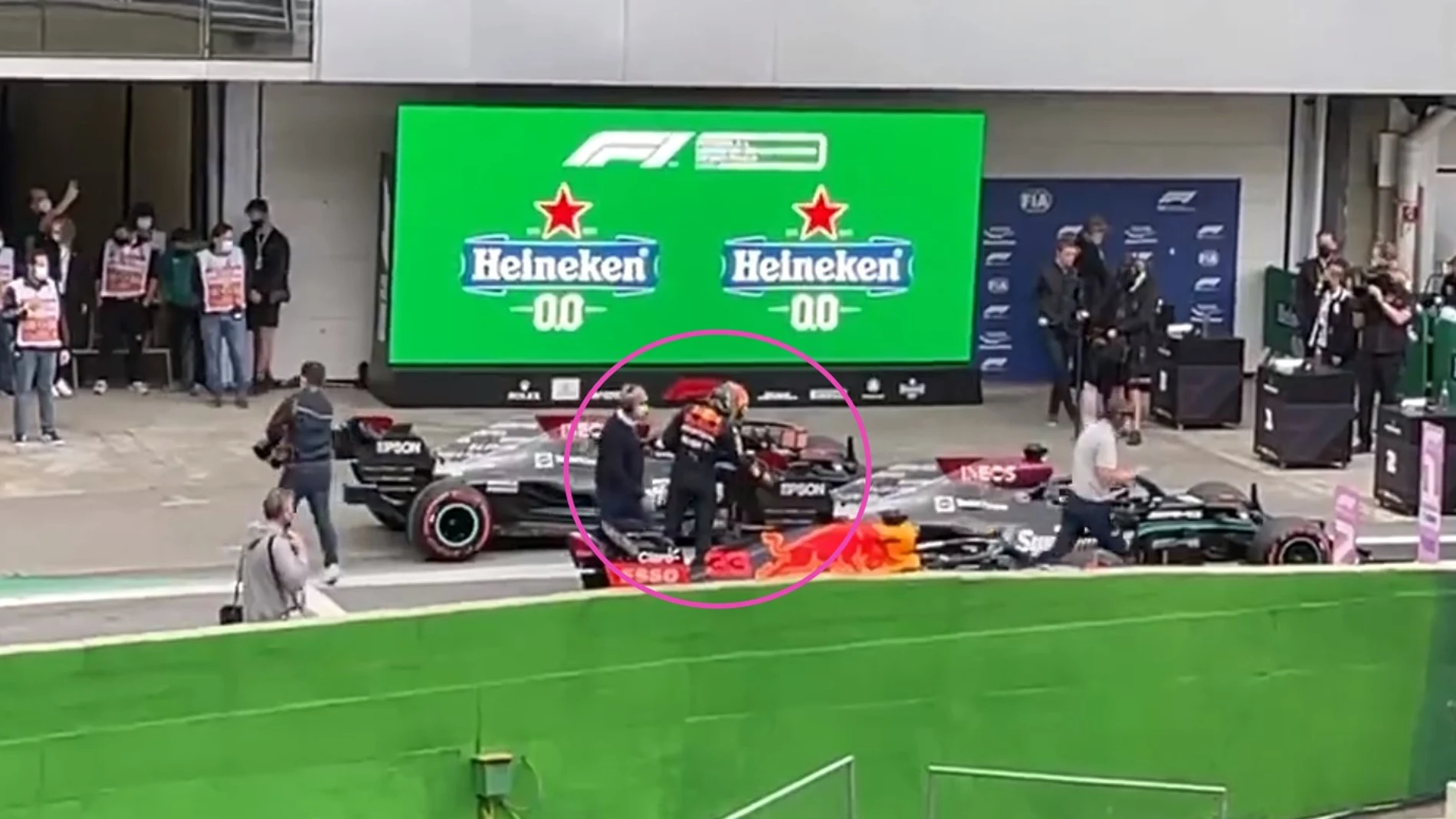 Max Verstappen examina el Mercedes de Lewis Hamilton