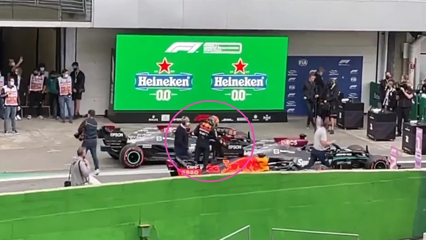 Max Verstappen examina el Mercedes de Lewis Hamilton