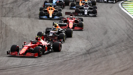 Carlos Sainz, por delante de un Red Bull Carlos Sainz, por delante de un Red Bull