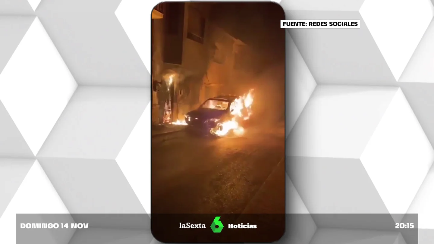 Imagen del incendio intencionado a las puertas de la vivienda del alcalde de Navas de San Juan Imagen del incendio intencionado a las puertas de la vivienda del alcalde de Navas de San Juan