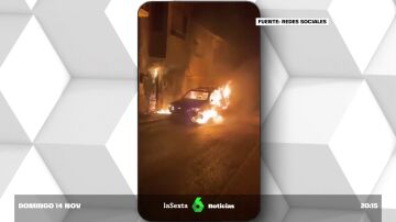 Imagen del incendio intencionado a las puertas de la vivienda del alcalde de Navas de San Juan