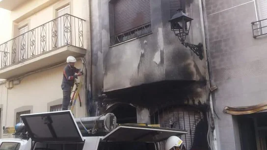 Atacan la casa del alcalde de Navas de San Juan con un contenedor en llamas Atacan la casa del alcalde de Navas de San Juan con un contenedor en llamas