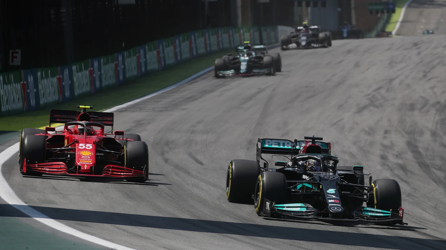 Carlos Sainz y Lewis Hamilton en el GP de Brasil Carlos Sainz y Lewis Hamilton en el GP de Brasil