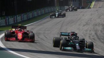 Carlos Sainz y Lewis Hamilton en el GP de Brasil