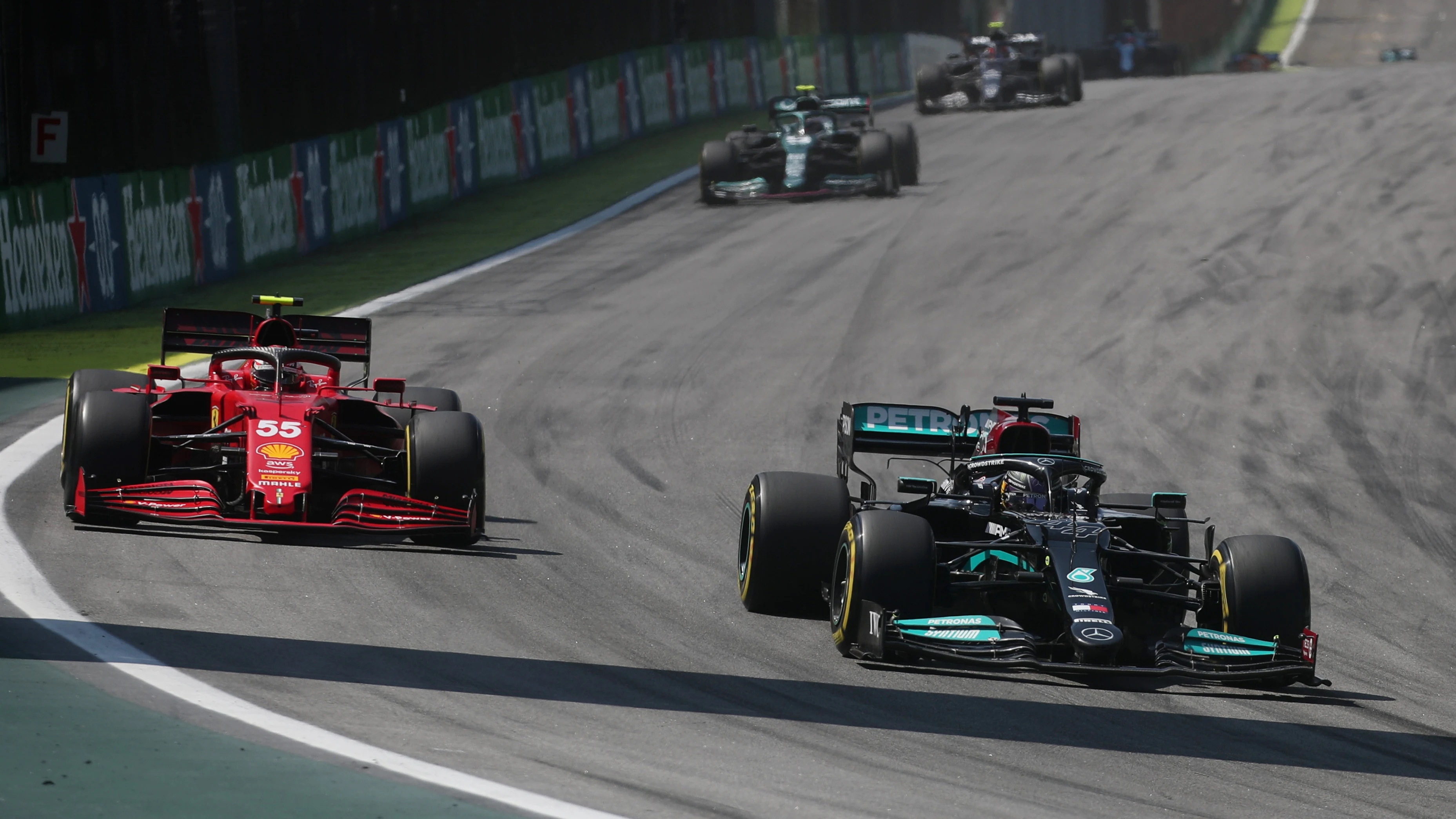 Carlos Sainz y Lewis Hamilton en el GP de Brasil