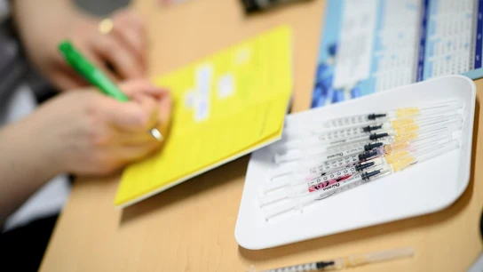 Austria 'confina' a la población no vacunada tras un aumento sin precedentes de los contagios de coronavirus Austria 'confina' a la población no vacunada tras un aumento sin precedentes de los contagios de coronavirus