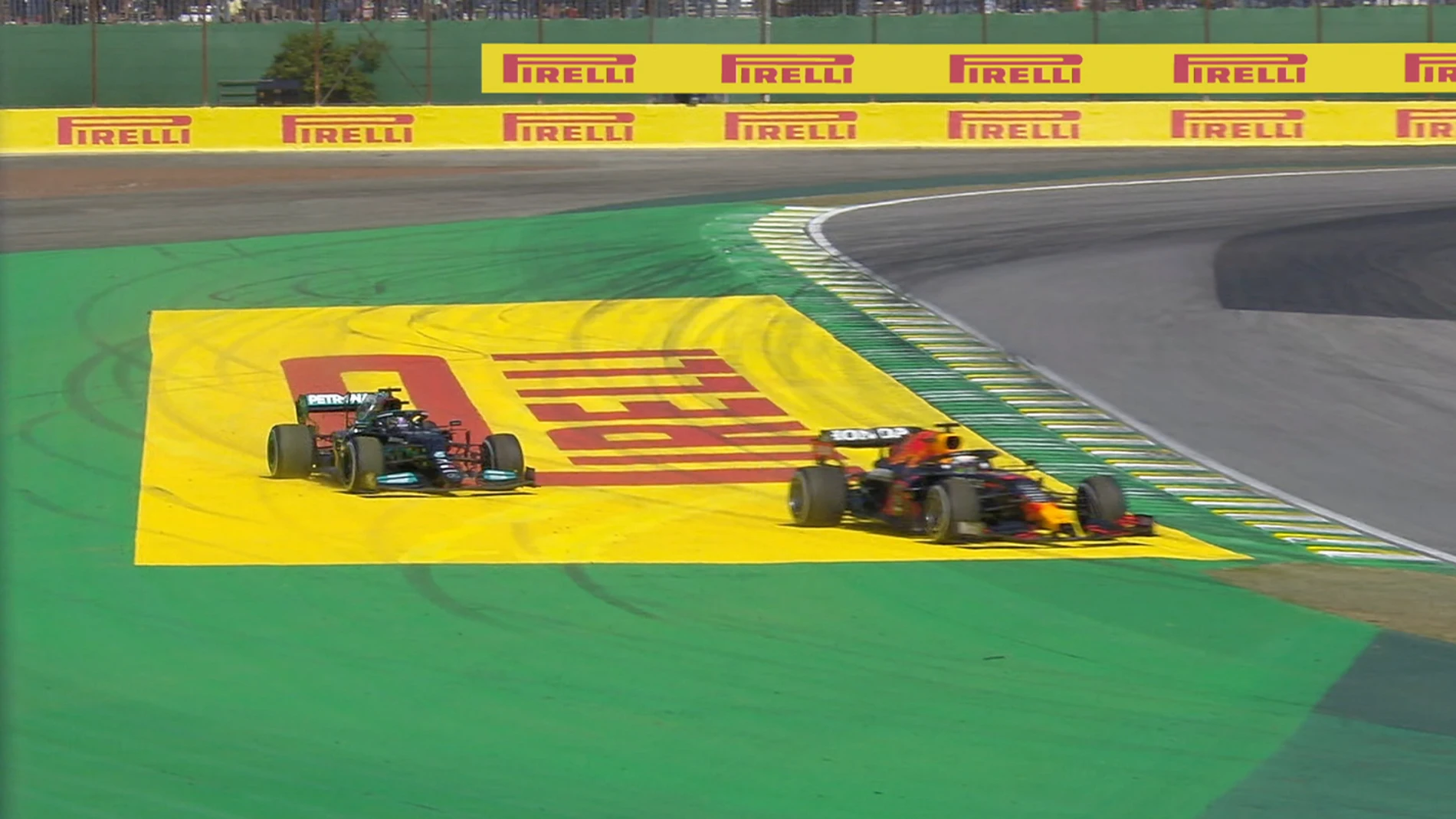 Verstappen y Hamilton, fuera de pista