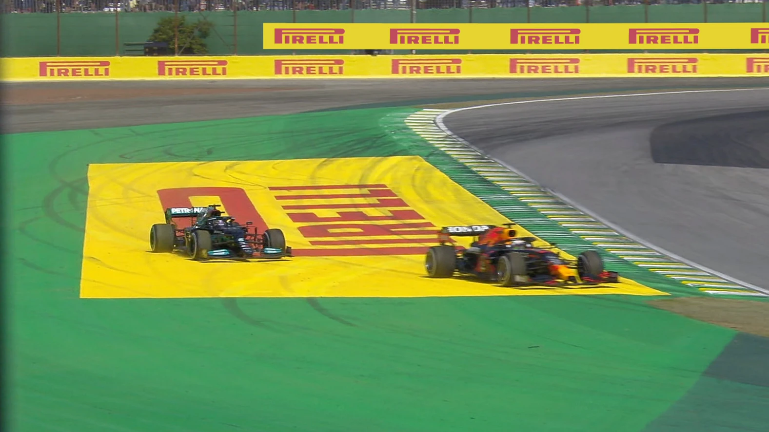 Verstappen y Hamilton, fuera de pista