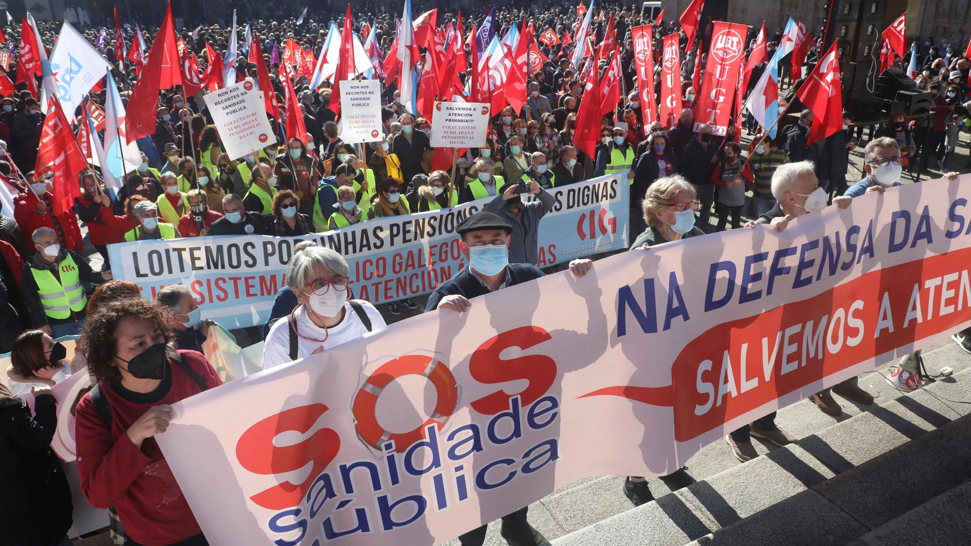 Miles de personas se manifiestan por las calles de Santiago de Compostela en defensa de la Atención Primaria