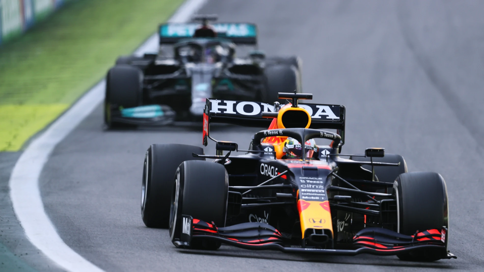 Verstappen, por delante de Hamilton