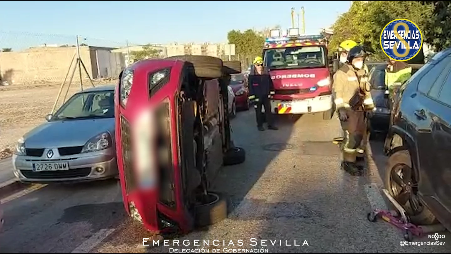 Vuelca su vehículo tras impactar contra tres coches en Sevilla Vuelca su vehículo tras impactar contra tres coches en Sevilla
