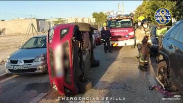 Vuelca su vehículo tras impactar contra tres coches en Sevilla
