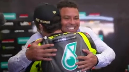 Rossi y Ronaldo se funden en un abrazo Rossi y Ronaldo se funden en un abrazo