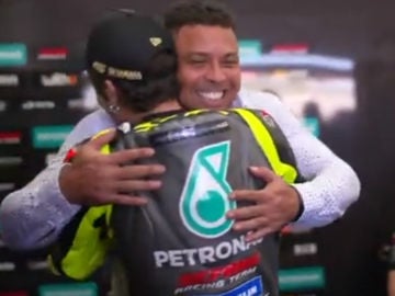 Rossi y Ronaldo se funden en un abrazo
