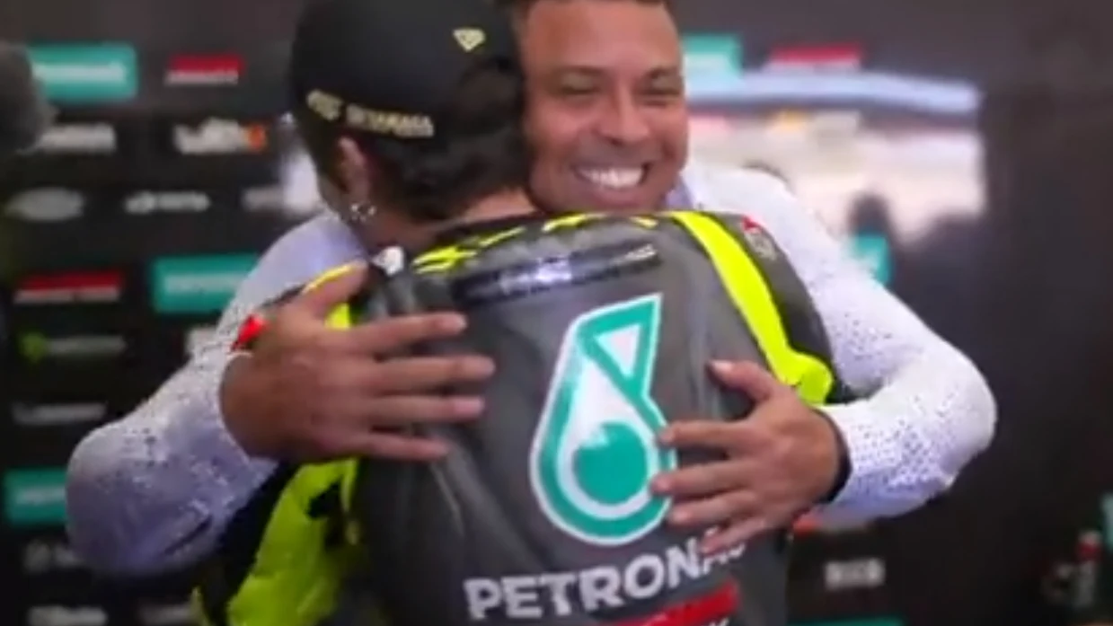 Rossi y Ronaldo se funden en un abrazo