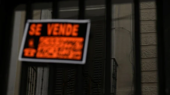Imagen de archivo de un cartel de 'se vende' en una vivienda Imagen de archivo de un cartel de 'se vende' en una vivienda