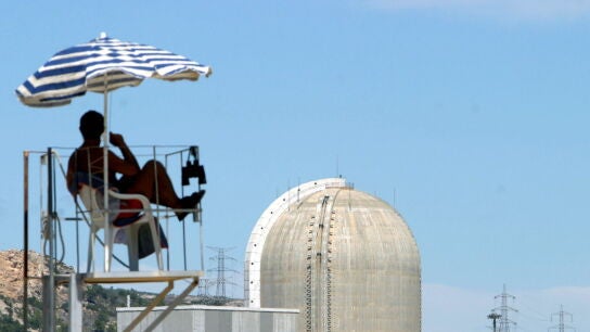 Un socorrista vigila la playa pr&oacute;xima a la central nuclear de Vandell&oacute;s II en Tarragona, Espa&ntilde;a, el 21 de agosto de 2005