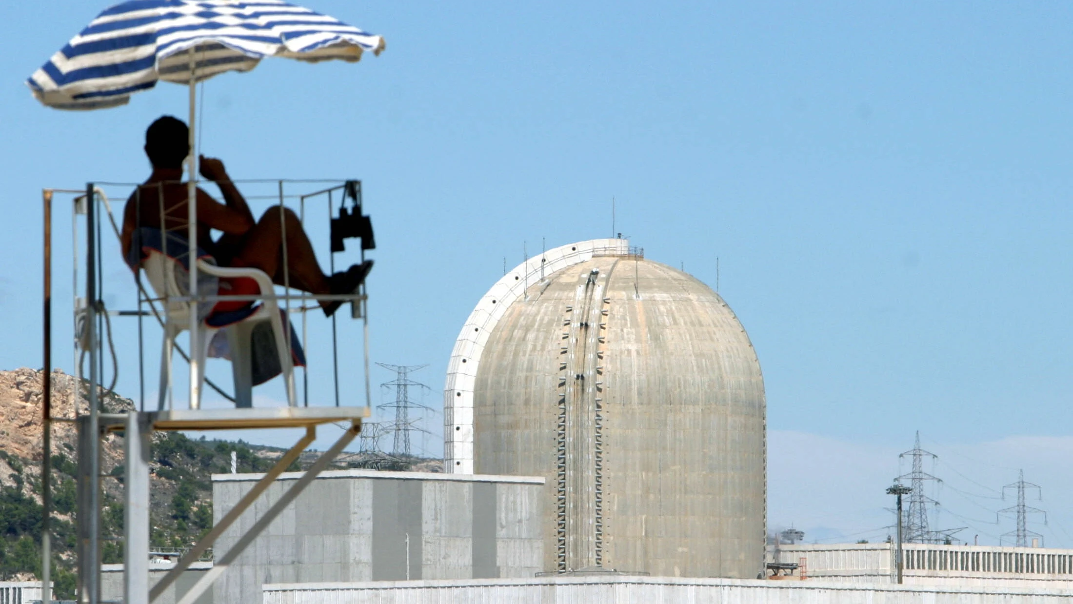 Un socorrista vigila la playa próxima a la central nuclear de Vandellós II en Tarragona, España, el 21 de agosto de 2005