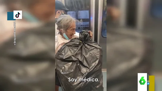 El "exorcismo" viral entre dos señoras en pleno Metro: "¡Diablo mentiroso, en el nombre de Jesús!" El "exorcismo" viral entre dos señoras en pleno Metro: "¡Diablo mentiroso, en el nombre de Jesús!"