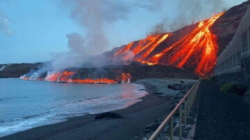 La lava llega de nuevo al mar en La Palma bajando esta vez por la antigua plataforma de San Juan